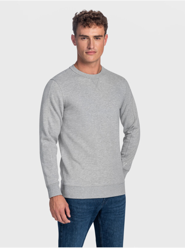 Girav Cambridge extra lange grijze ronde hals sweater. Super comfortabel en perfect voor lange mannen.
